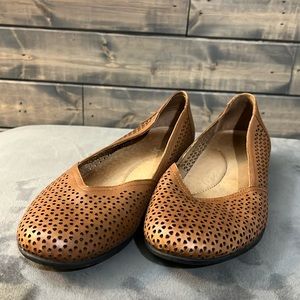 Size 10 Dansko Women's Cut Out Nappa Leather Neely Flats, Toffee Brown
